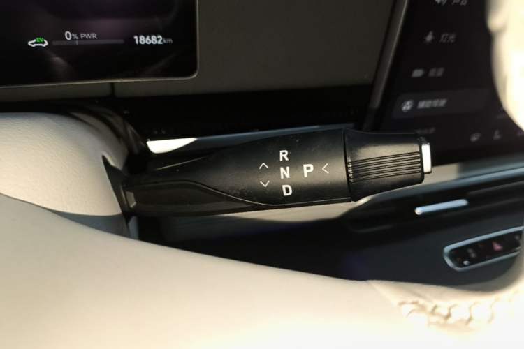 Used VOYAH Dream 2025 PHEV Four-Wheel-Drive Flagship Version – Qiankun Edition Gear Lever
