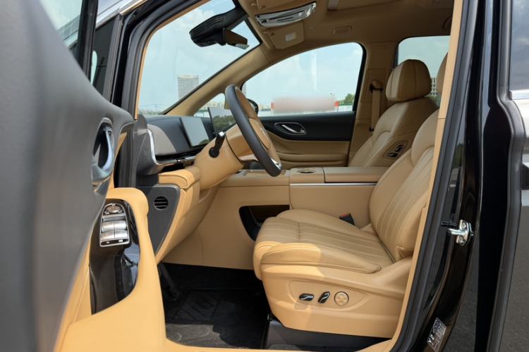 Used VOYAH Dream 2025 EV Four-Wheel Drive Prestige Kunpeng Edition Interior 1