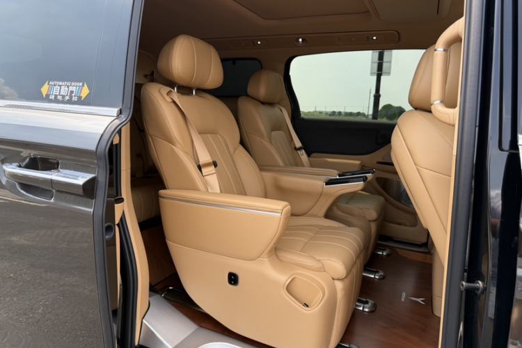 Used VOYAH Dream 2025 EV Four-Wheel Drive Prestige Kunpeng Edition Interior 11