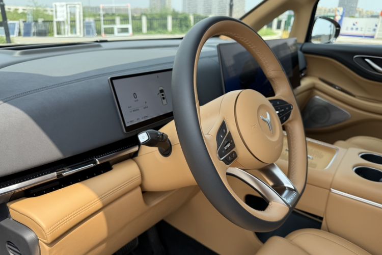 Used VOYAH Dream 2025 EV Four-Wheel Drive Prestige Kunpeng Edition Interior 12