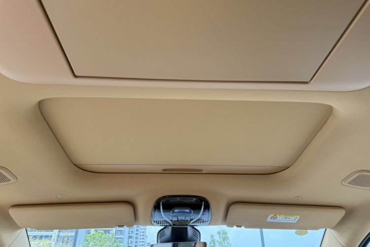 Used VOYAH Dream 2025 EV Four-Wheel Drive Prestige Kunpeng Edition Interior 2