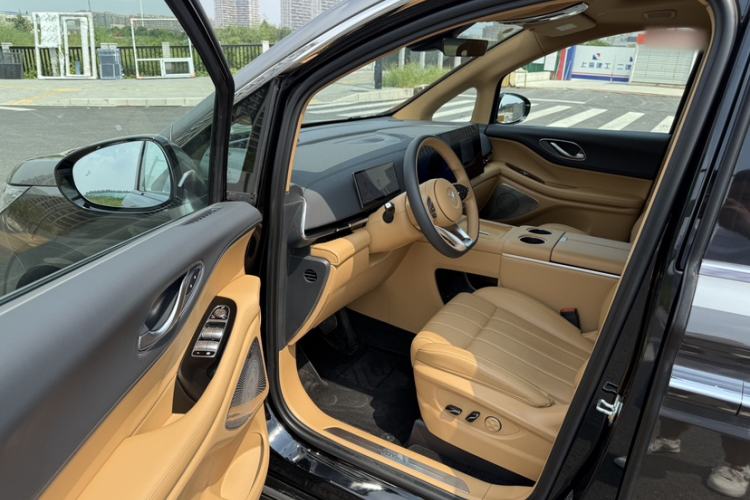 Used VOYAH Dream 2025 EV Four-Wheel Drive Prestige Kunpeng Edition Interior 9