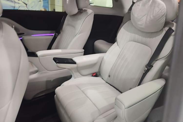 Used VOYAH Dream 2025 PHEV Four-Wheel-Drive Flagship Version – Qiankun Edition Left Rear Seat