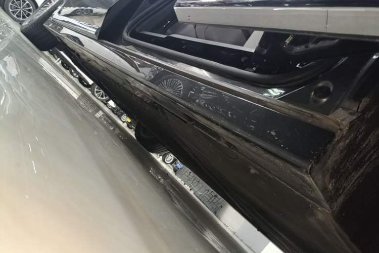 Used VOYAH Dream 2025 PHEV Four-Wheel-Drive Flagship Version – Qiankun Edition Left Side Sill