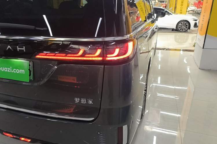 Used VOYAH Dream 2025 PHEV Four-Wheel-Drive Flagship Version – Qiankun Edition Right Rear Taillight