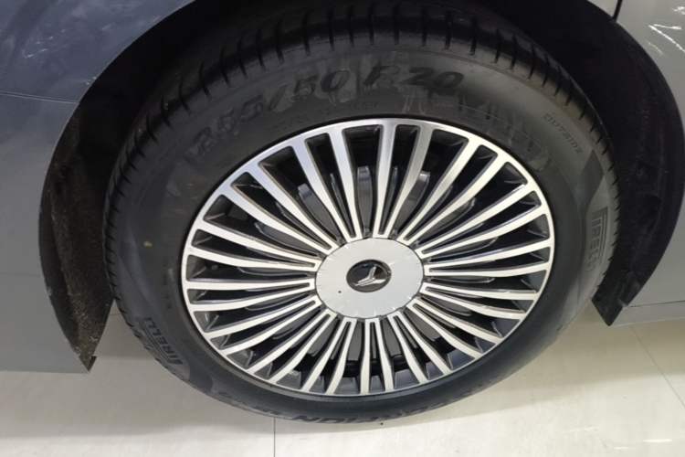Used VOYAH Dream 2025 PHEV Four-Wheel-Drive Flagship Version – Qiankun Edition Right Rear Wheel Hub