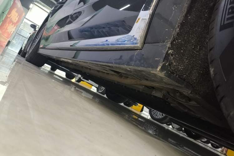Used VOYAH Dream 2025 PHEV Four-Wheel-Drive Flagship Version – Qiankun Edition Right Side Sill