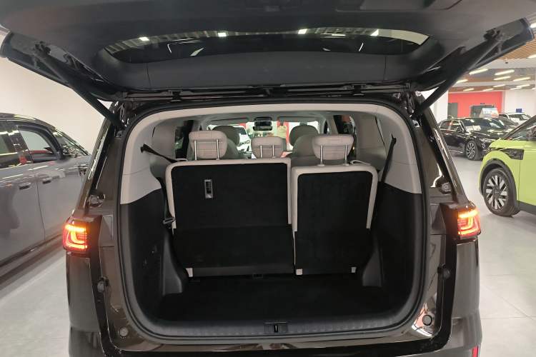Used VOYAH Dream 2025 PHEV Four-Wheel-Drive Flagship Kunpeng Edition Trunk