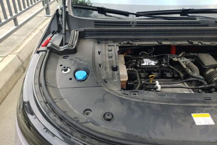 Used VOYAH Dream 2025 PHEV Four-Wheel-Drive Flagship Version – Qiankun Edition Engine Bay Right