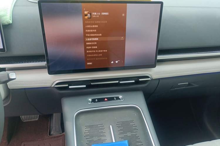 Used VOYAH Dream 2025 PHEV Four-Wheel Drive Prestige Qiankun Edition Audio And AC Panel