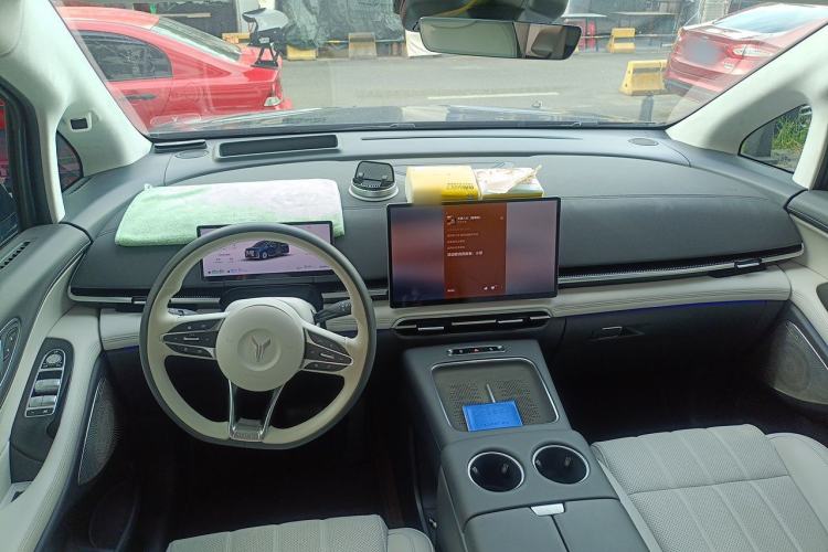 Used VOYAH Dream 2025 PHEV Four-Wheel Drive Prestige Qiankun Edition Center Console
