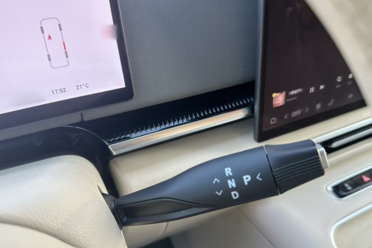 Used VOYAH Dream 2025 PHEV Four-Wheel Drive Prestige Kunpeng Edition Gear Lever