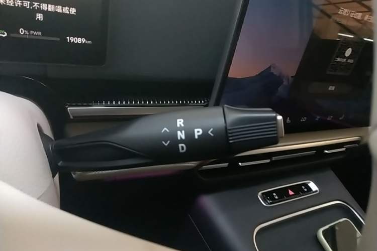 Used VOYAH Dream 2025 PHEV Four-Wheel-Drive Flagship Version – Qiankun Edition Gear Lever