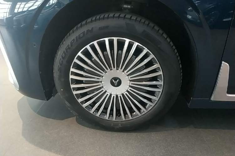 Used VOYAH Dream 2025 PHEV Four-Wheel-Drive Flagship Version – Qiankun Edition Left Front Wheel Hub