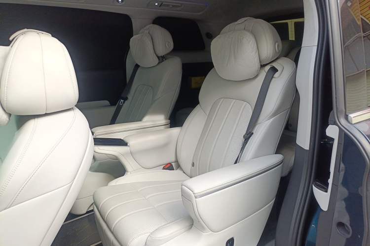 Used VOYAH Dream 2025 PHEV Four-Wheel Drive Prestige Qiankun Edition Left Rear Seat