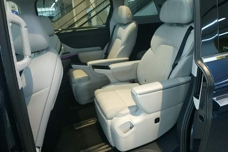 Used VOYAH Dream 2025 PHEV Four-Wheel-Drive Flagship Version – Qiankun Edition Left Rear Seat