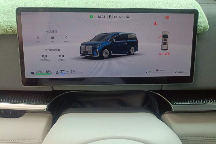 Used VOYAH Dream 2025 PHEV Four-Wheel Drive Prestige Qiankun Edition Odometer Close Up
