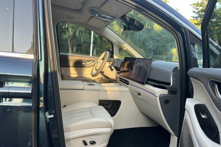 Used VOYAH Dream 2025 PHEV Four-Wheel Drive Prestige Kunpeng Edition Right Front Seat