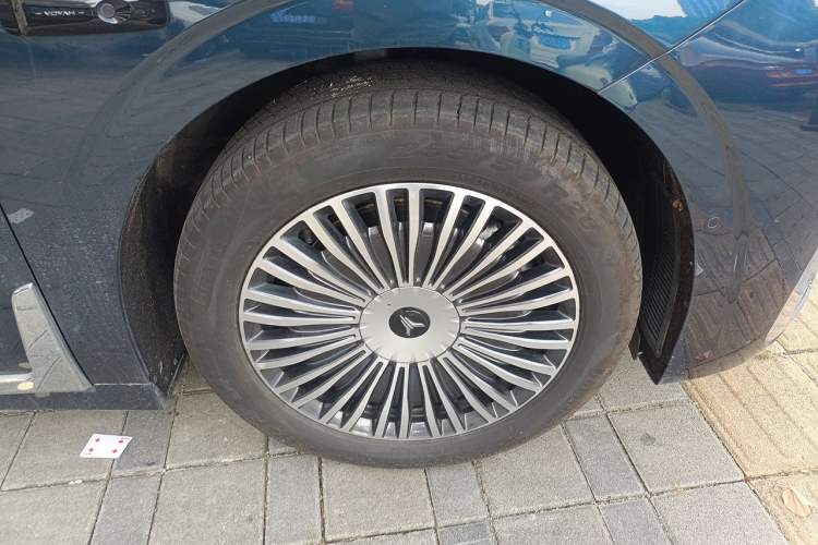 Used VOYAH Dream 2025 PHEV Four-Wheel Drive Prestige Qiankun Edition Right Front Wheel Hub