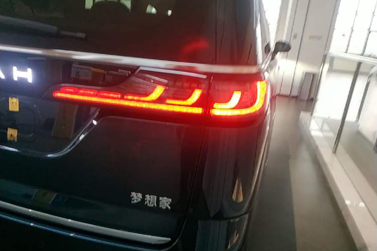 Used VOYAH Dream 2025 PHEV Four-Wheel-Drive Flagship Version – Qiankun Edition Right Rear Taillight