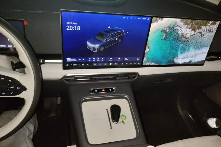 Used VOYAH Dream 2025 PHEV Four-Wheel Drive Prestige Kunpeng Edition Audio And AC Panel