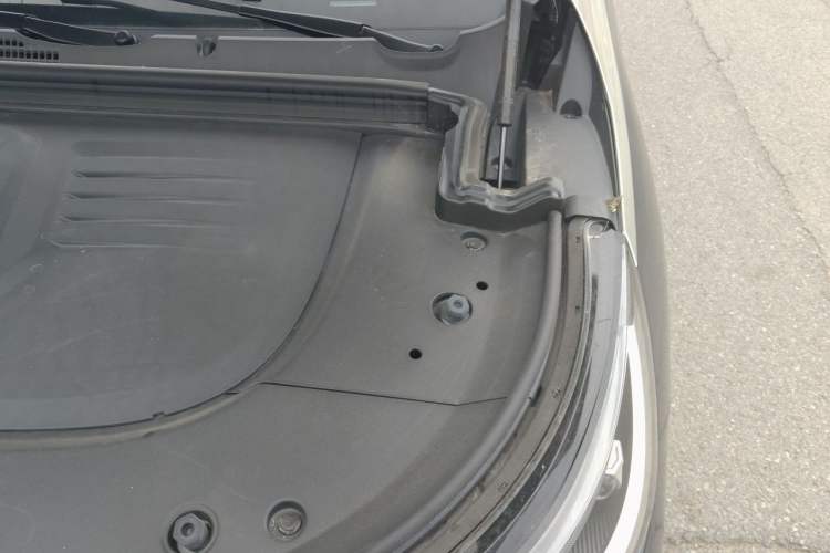 Used VOYAH Dream 2025 PHEV Four-Wheel-Drive Flagship Version – Qiankun Edition Engine Bay Left