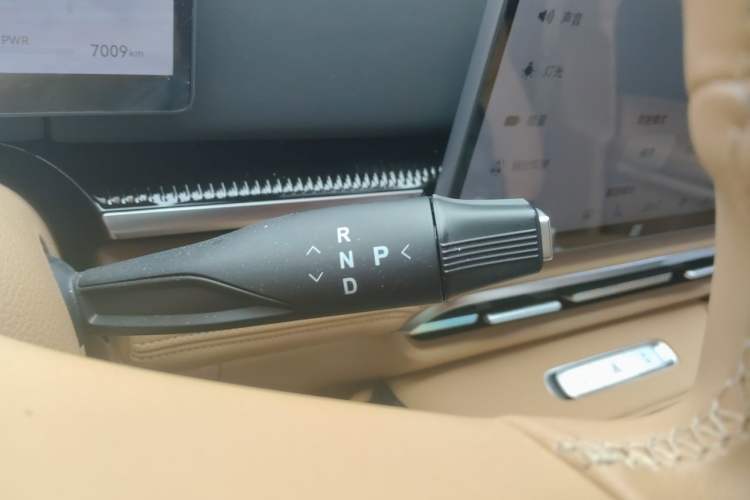 Used VOYAH Dream 2025 PHEV Four-Wheel-Drive Flagship Version – Qiankun Edition Gear Lever