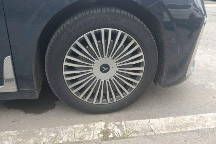 Used VOYAH Dream 2025 PHEV Four-Wheel-Drive Flagship Version – Qiankun Edition Right Front Wheel Hub