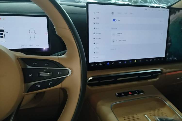 Used VOYAH Dream 2025 PHEV Four-Wheel-Drive Flagship Kunpeng Edition Audio And AC Panel