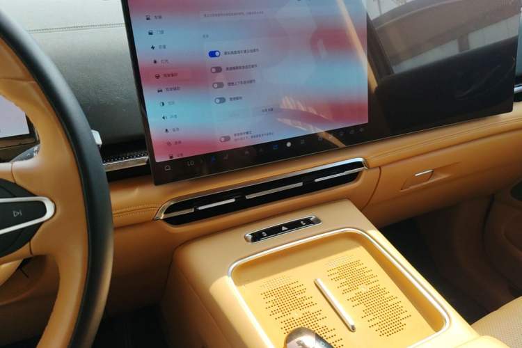 Used VOYAH Dream 2025 PHEV Four-Wheel-Drive Flagship Kunpeng Edition Audio And AC Panel