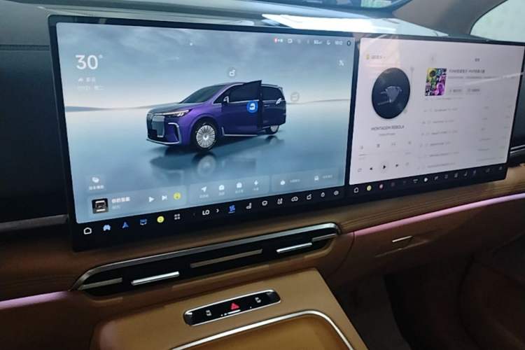 Used VOYAH Dream 2025 PHEV Four-Wheel-Drive Flagship Kunpeng Edition Audio And AC Panel