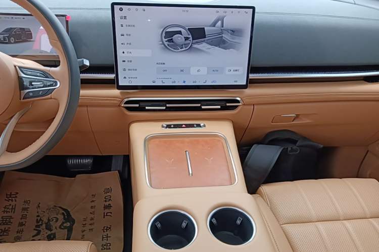 Used VOYAH Dream 2025 PHEV Four-Wheel Drive Excellence Qiankun Edition Audio And AC Panel