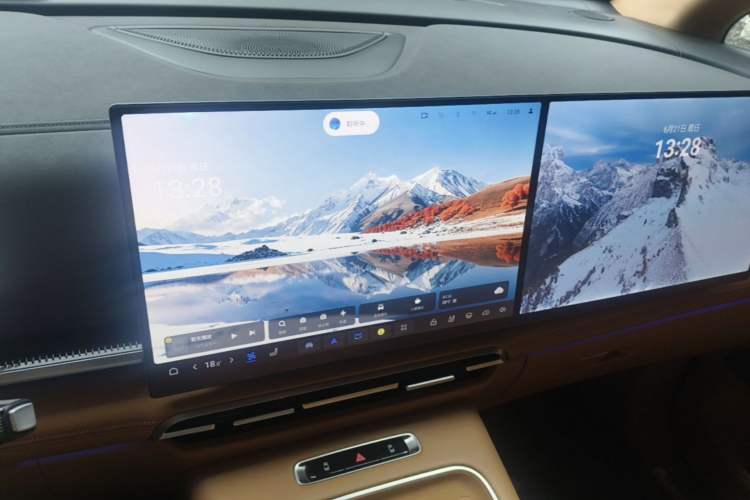 Used VOYAH Dream 2025 PHEV Four-Wheel-Drive Flagship Kunpeng Edition Audio And AC Panel