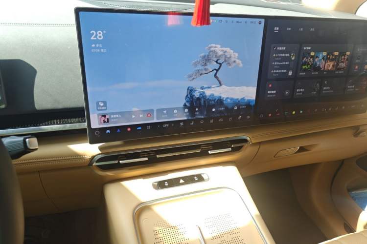 Used VOYAH Dream 2025 PHEV Four-Wheel Drive Prestige Kunpeng Edition Audio And AC Panel