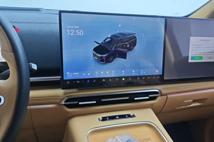 Used VOYAH Dream 2025 PHEV Four-Wheel-Drive Flagship Kunpeng Edition Audio And AC Panel