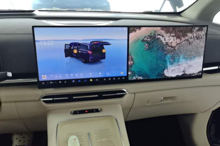 Used VOYAH Dream 2025 PHEV Four-Wheel-Drive Flagship Kunpeng Edition Audio And AC Panel