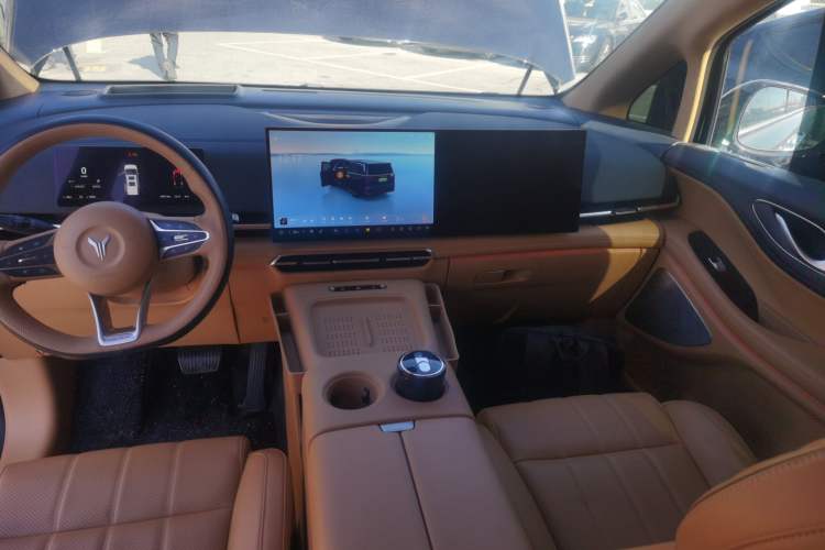 Used VOYAH Dream 2025 PHEV Four-Wheel-Drive Flagship Kunpeng Edition Audio And AC Panel