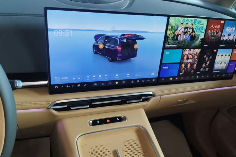 Used VOYAH Dream 2025 PHEV Four-Wheel Drive Prestige Kunpeng Edition Audio And AC Panel