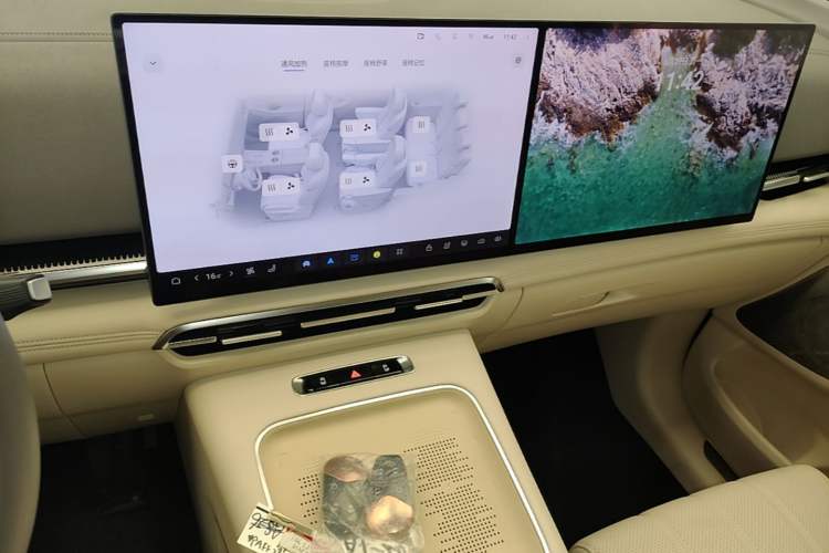 Used VOYAH Dream 2025 PHEV Four-Wheel-Drive Flagship Kunpeng Edition Audio And AC Panel