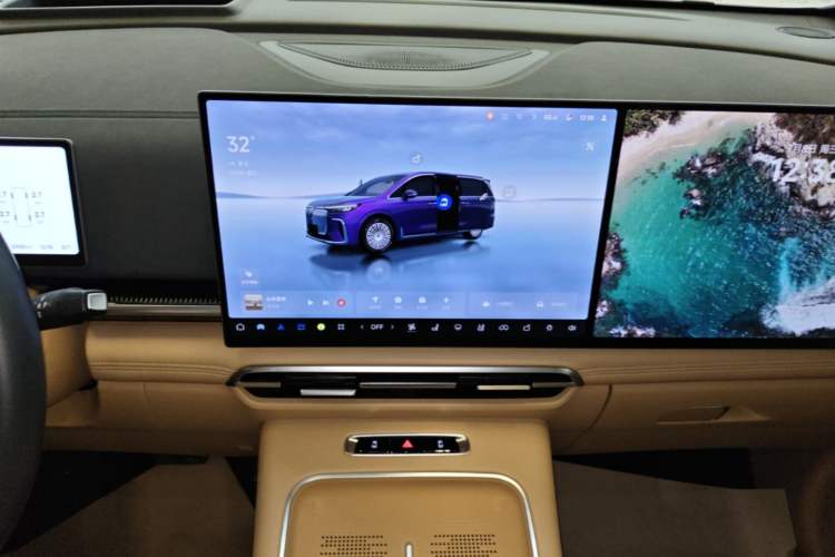 Used VOYAH Dream 2025 PHEV Four-Wheel-Drive Flagship Kunpeng Edition Audio And AC Panel