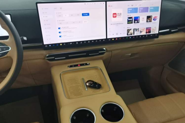 Used VOYAH Dream 2025 PHEV Four-Wheel Drive Prestige Kunpeng Edition Audio And AC Panel