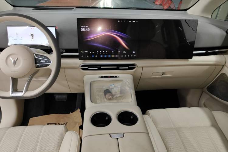 Used VOYAH Dream 2025 PHEV Four-Wheel-Drive Flagship Kunpeng Edition Audio And AC Panel