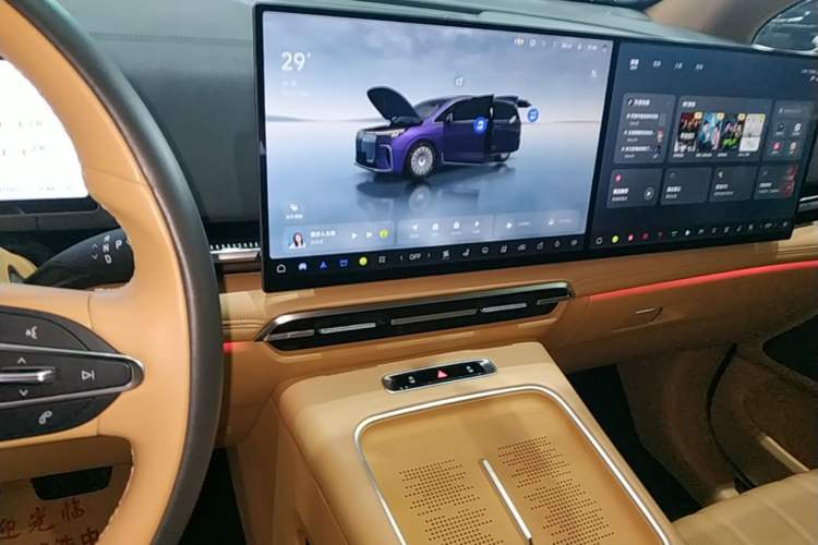 Used VOYAH Dream 2025 PHEV Four-Wheel-Drive Flagship Kunpeng Edition Audio And AC Panel