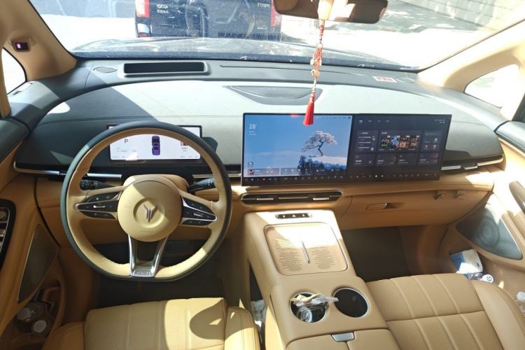 Used VOYAH Dream 2025 PHEV Four-Wheel Drive Prestige Kunpeng Edition Center Console