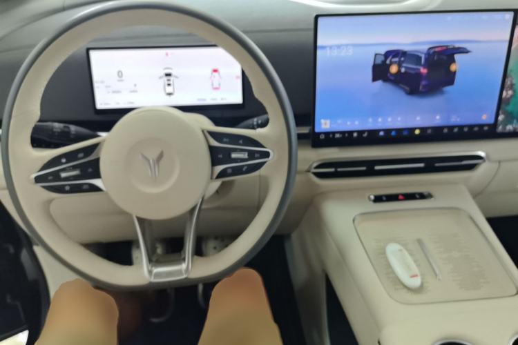 Used VOYAH Dream 2025 PHEV Four-Wheel-Drive Flagship Kunpeng Edition Center Console