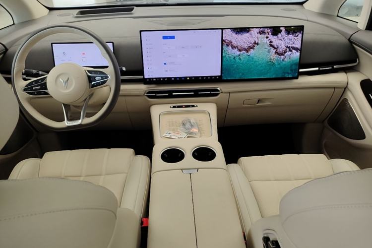 Used VOYAH Dream 2025 PHEV Four-Wheel-Drive Flagship Kunpeng Edition Center Console