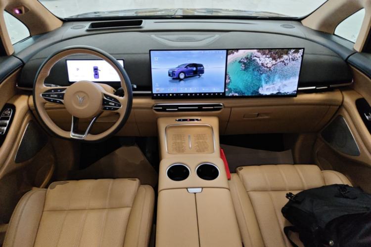 Used VOYAH Dream 2025 PHEV Four-Wheel-Drive Flagship Kunpeng Edition Center Console