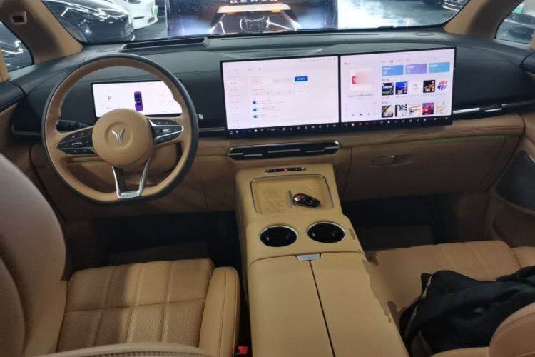 Used VOYAH Dream 2025 PHEV Four-Wheel Drive Prestige Kunpeng Edition Center Console