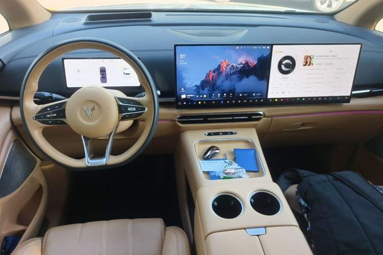 Used VOYAH Dream 2025 PHEV Four-Wheel Drive Prestige Kunpeng Edition Center Console