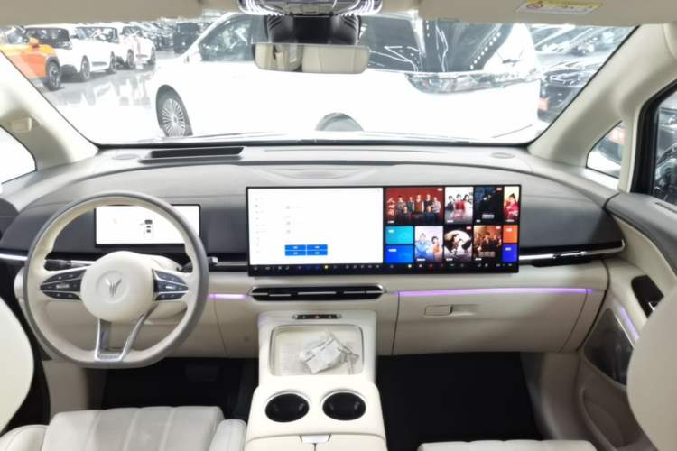 Used VOYAH Dream 2025 PHEV Four-Wheel Drive Prestige Kunpeng Edition Center Console